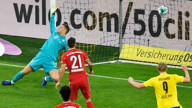 1229513032 DORTMUND, GERMANY - NOVEMBER 07: Bayern's goalkeeper Manuel Neuer fails to save the goal from Dortmund's Marco Reus during the Bundesliga match between Borussia Dortmund and FC Bayern Muenchen at Signal Iduna Park on November 7, 2020 in Dortmund, Germany. (Photo by Martin Meissner - Pool/Getty Images)