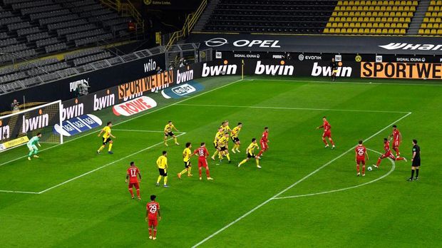 DORTMUND, GERMANY - NOVEMBER 7: Bayern's David Alaba, right, scores the first goal for his side during the Bundesliga match between Borussia Dortmund and FC Bayern München at Signal Iduna Park on November 7, 2020 in Dortmund, Germany.  (Photo by Martin Meissner - Pool / Getty Images)