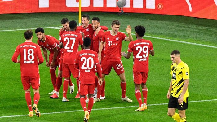 1229513342 DORTMUND, GERMANY - NOVEMBER 07: Bayerns Robert Lewandowski, centre, celebrates with teammates after scoring his sides second goal during the Bundesliga match between Borussia Dortmund and FC Bayern Muenchen at Signal Iduna Park on November 7, 2020 in Dortmund, Germany. (Photo by Martin Meissner - Pool/Getty Images)