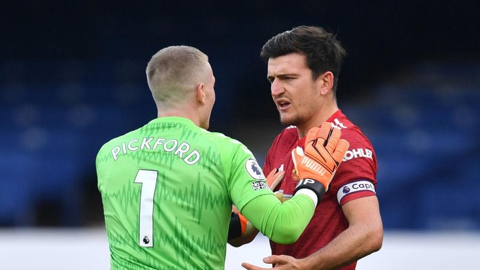 LIVERPOOL, ENGLAND - NOVEMBER 07: Jordan Pickford of Everton clashes with Harry Maguire of Manchester United during the Premier League match between Everton and Manchester United at Goodison Park on November 07, 2020 in Liverpool, England. Sporting stadiums around the UK remain under strict restrictions due to the Coronavirus Pandemic as Government social distancing laws prohibit fans inside venues resulting in games being played behind closed doors. (Photo by Paul Ellis - Pool/Getty Images)
