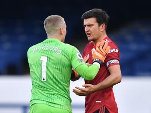 Setelah Van Dijk, Maguire Jadi Korban Tendangan Kungfu Pickford