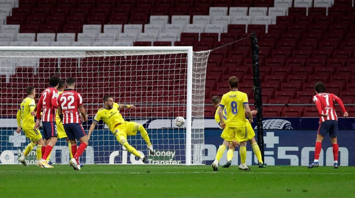 MADRID, SPAIN - NOVEMBER 07: Joao Felix of Atletico de Madrid scores his teams first goal during the La Liga Santader match between Atletico de Madrid and Cadiz CF at Estadio Wanda Metropolitano on November 07, 2020 in Madrid, Spain. Sporting stadiums in Spain remain under strict restrictions due to the Coronavirus Pandemic as Government social distancing laws prohibit fans inside venues resulting in games being played behind closed doors. (Photo by Gonzalo Arroyo Moreno/Getty Images)
