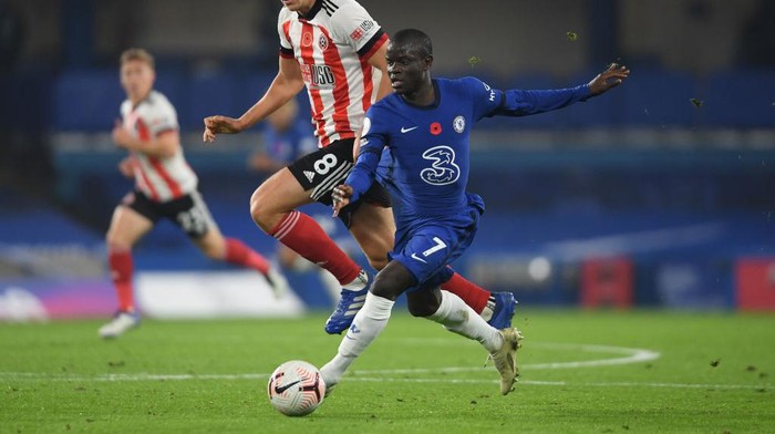 LONDON, ENGLAND - NOVEMBER 07: Ngolo Kante of Chelsea is challenged by Sander Berge of Sheffield United during the Premier League match between Chelsea and Sheffield United at Stamford Bridge on November 07, 2020 in London, United Kingdom. Sporting stadiums around the UK remain under strict restrictions due to the Coronavirus Pandemic as Government social distancing laws prohibit fans inside venues resulting in games being played behind closed doors. (Photo by Mike Hewitt/Getty Images)
