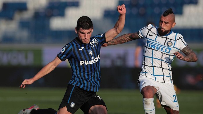 BERGAMO, ITALY - NOVEMBER 08:  Ruslan Malinovskyi of Atalanta BC is challenged by Arturo Vidal of FC Internazionale during the Serie A match between Atalanta BC and FC Internazionale at Gewiss Stadium on November 8, 2020 in Bergamo, Italy.  (Photo by Emilio Andreoli/Getty Images)