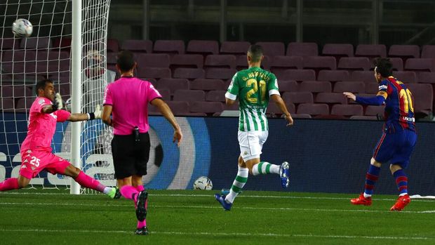 Barcelona's Lionel Messi, right, scores his team's fourth goal during the Spanish La Liga soccer match between FC Barcelona and Betis at Camp Nou stadium in Barcelona, ​​Spain, on Saturday 7 November 2020 (AP Photo / Joan Monfort).