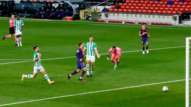 BARCELONA, SPAIN - NOVEMBER 07: Antoine Griezmann of FC Barcelona scores the second goal of his team during the La Liga Santader match between FC Barcelona and Real Betis at Camp Nou on November 07, 2020 in Barcelona, Spain.  Sports stadiums in Spain remain under strict restrictions due to the coronavirus pandemic, as the government's social distancing laws prohibit fans inside venues, causing games to be played behind closed doors.  (Photo by Eric Alonso / Getty Images)