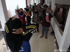 Begini Cara Para Lansia Atasi Stres di Pengungsian