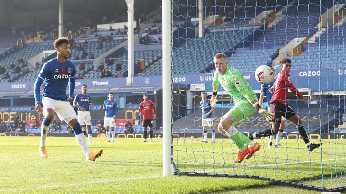 LIVERPOOL, ENGLAND - NOVEMBER 07: Jordan Pickford of Everton looks on at the ball as Bruno Fernandes of Manchester United scores his teams second goal during the Premier League match between Everton and Manchester United at Goodison Park on November 07, 2020 in Liverpool, England. Sporting stadiums around the UK remain under strict restrictions due to the Coronavirus Pandemic as Government social distancing laws prohibit fans inside venues resulting in games being played behind closed doors. (Photo by Carl Recine - Pool/Getty Images)