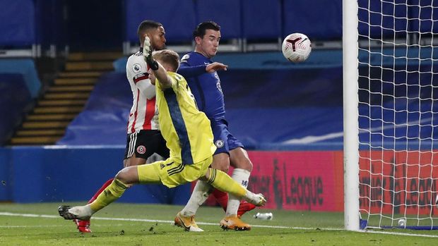 Chelsea's Ben Chilwell, right, scores his side's second goal during the English Premier League soccer match between Chelsea and Sheffield United at Stamford Bridge Stadium in London, Saturday, Nov. 7, 2020. (Peter Cziborra/Pool via AP)