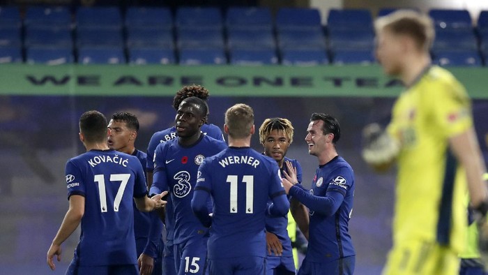 Chelseas Ben Chilwell celebrates with teammates after scoring his sides second goal during the English Premier League soccer match between Chelsea and Sheffield United at Stamford Bridge Stadium in London, Saturday, Nov. 7, 2020. (Peter Cziborra/Pool via AP)