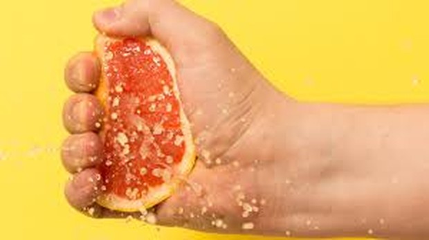 Kebanyakan pelumas bebas dari efek samping. Namun, ada kemungkinan reaksi alergi terhadap satu atau dua bahan dasar di dalam pelumas.