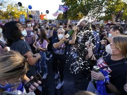 Warga AS Turun ke Jalan untuk Merayakan Kemenangan Biden