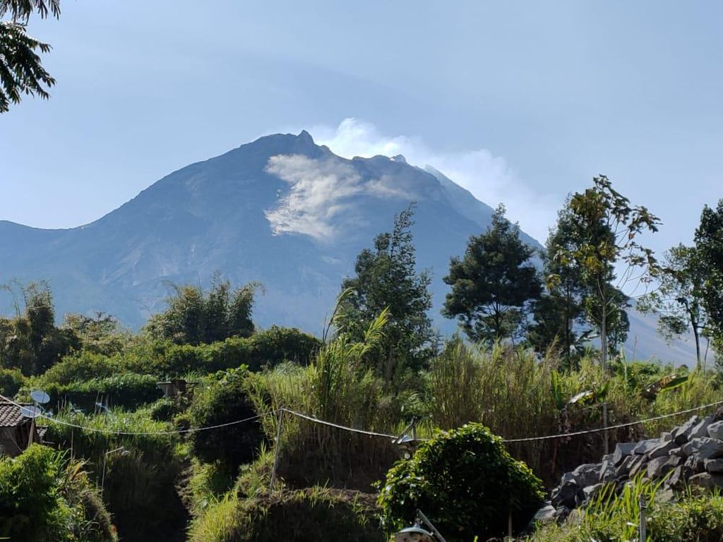 Gunung Merapi Muntahkan Guguran ke Arah Barat Gunung Merapi Muntahkan Guguran ke Arah Barat
