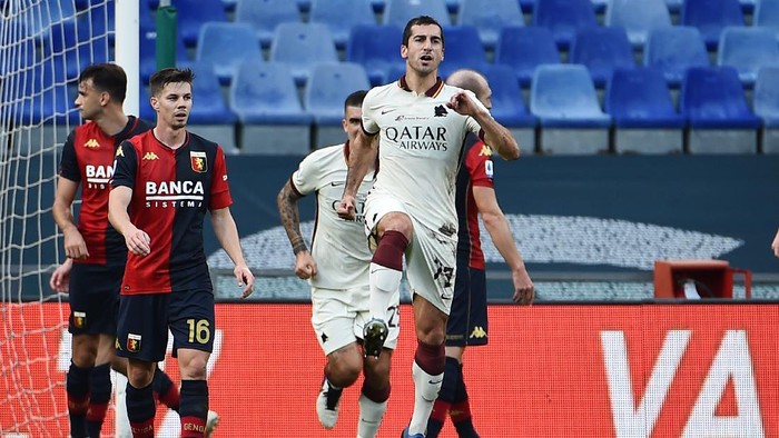 GENOA, ITALY - NOVEMBER 08: Henrikh Mkhitaryan of AS Roma celebrates after scores his first goal during the Serie A match between Genoa CFC and AS Roma at Stadio Luigi Ferraris on November 8, 2020 in Genoa, Italy. (Photo by Paolo Rattini/Getty Images)