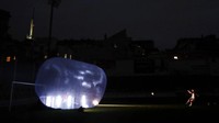 Para pemain berada di dalam sebuah balon gelembung untuk membatasi diri satu sama lain.
