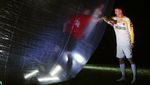 Ingatkan Jaga Jarak, Para Pemain Bola Ini Berada di Gelembung