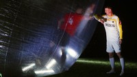 Seorang pemain sepak bola menyentuh siku dengan seorang penjaga gawang di Praha, Republik Ceko.