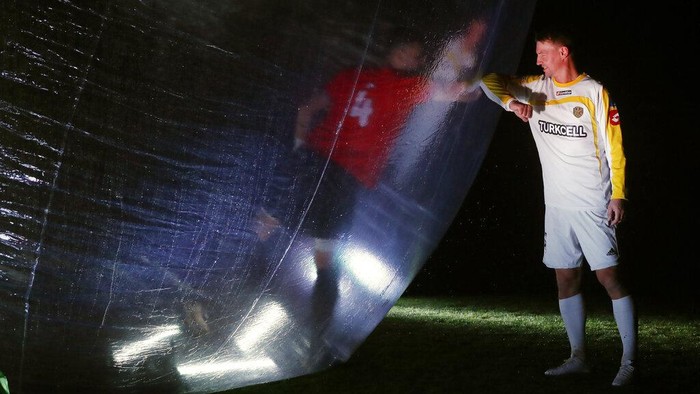 Ingatkan Jaga Jarak, Para Pemain Bola Ini Berada di Gelembung Kelompok artistik di Ceko membuat sebuah pertunjukkan untuk mengingatkan pentingnya jaga jarak agar terhindar dari infeksi virus Corona.