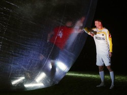 Seorang pemain sepak bola menyentuh siku dengan seorang penjaga gawang di Praha, Republik Ceko.