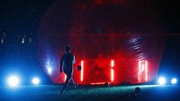 Salah seorang yang berada di luar gelembung terus menendang bola ke arah orang lain yang berada di gelembung.