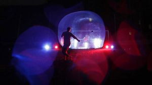 Ingatkan Jaga Jarak, Para Pemain Bola Ini Berada di Gelembung