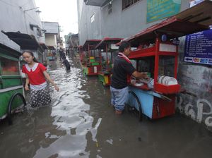 Jakarta Diguyur Hujan Siang Hari,  Kawasan Ini Terendam Banjir