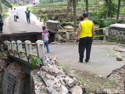 Tergerus Air Sungai, Jembatan Penghubung Antar Desa di Kuningan Ambruk