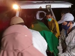 Tiba di Sukabumi, Jenazah Gatot Brajamusti Disambut Tangis Keluarga