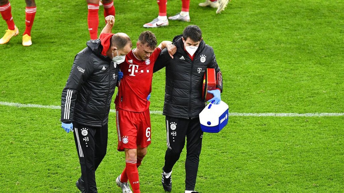 Gelandang Bayern Munich Joshua Kimmich cedera saat Der Klassiker (AP/Martin Meissner)