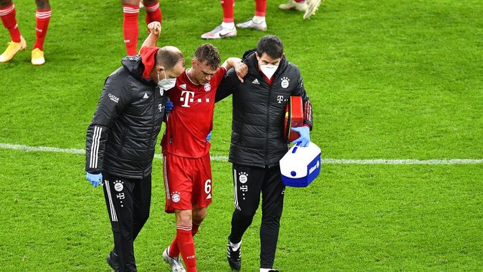 Joshua Kimmich Dortmunds Marco Reus, left, Dortmunds Erling Haaland, right, and Bayerns Joshua Kimmich challenge for the ball during the German Bundesliga soccer match between Borussia Dortmund and Bayern Munich in Dortmund, Germany, Saturday, Nov. 7, 2020. (AP Photo/Martin Meissner, Pool)