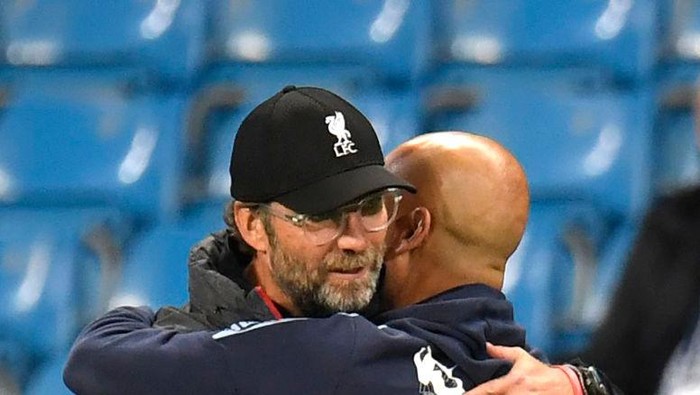 MANCHESTER, ENGLAND - JULY 02: Jurgen Klopp, Manager of Liverpool interact Pep Guardiola, Manager of Manchester City after the Premier League match between Manchester City and Liverpool FC at Etihad Stadium on July 02, 2020 in Manchester, England. Football Stadiums around Europe remain empty due to the Coronavirus Pandemic as Government social distancing laws prohibit fans inside venues resulting in all fixtures being played behind closed doors. (Photo by Peter Powell/Pool via Getty Images)