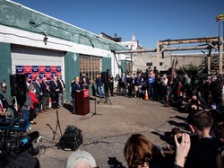 Drama Lokasi Jumpa Pers Kubu Trump, Disangka Hotel Mewah Ternyata Parkiran