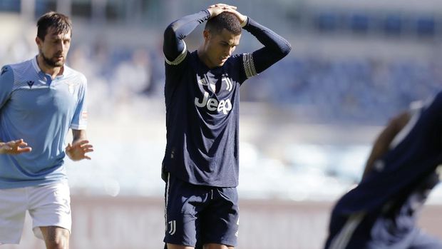 Juventus' Cristiano Ronaldo reacts after missing a scoring chance during the Serie A soccer match between Lazio and Juventus at the Olympic stadium in Rome, Sunday, Nov. 8, 2020. (AP Photo/Andrew Medichini)