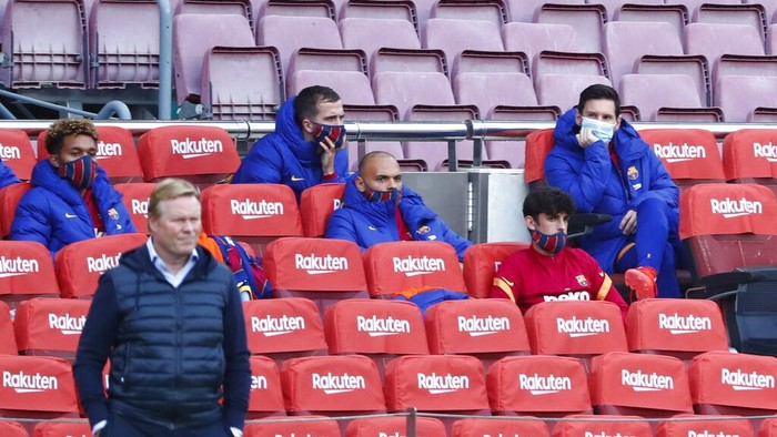 Barcelonas Lionel Messi, right, sits on the bench as Barcelonas head coach Ronald Koeman stands on the side line during the Spanish La Liga soccer match between FC Barcelona and Betis at the Camp Nou stadium in Barcelona, Spain, Saturday, Nov. 7, 2020. (AP Photo/Joan Monfort)