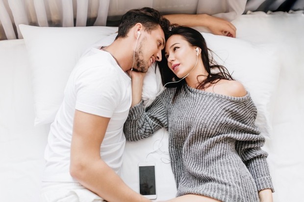 Malam Pengantin/ Sumber: Freepik.com Sebelum kamu memulainya, luangkan waktu bersantai dengan membicarakan pernikahan dan perasaan kamu satu sama lain.