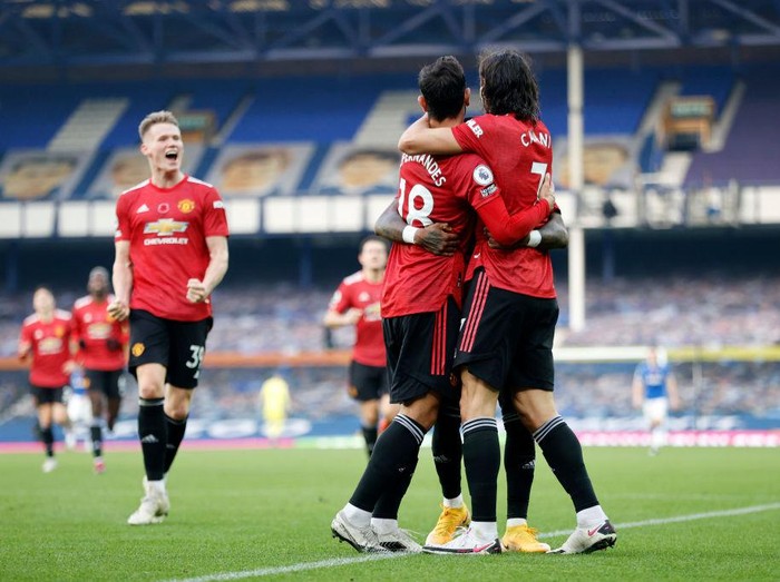 LIVERPOOL, ENGLAND - NOVEMBER 07: Edinson Cavani of Manchester United celebrates with teammates after scoring his teams third goal during the Premier League match between Everton and Manchester United at Goodison Park on November 07, 2020 in Liverpool, England. Sporting stadiums around the UK remain under strict restrictions due to the Coronavirus Pandemic as Government social distancing laws prohibit fans inside venues resulting in games being played behind closed doors. (Photo by Clive Brunskill/Getty Images)