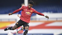 Rashford yang berposisi sebagai penyerang sayap, sudah merasakan bermain dengan striker top dunia lintas generasi (AP)