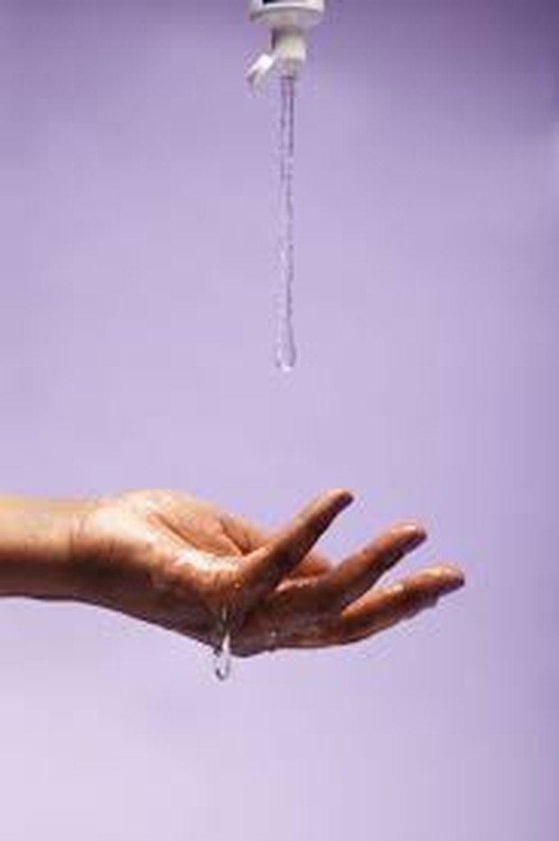 Meskipun pelumas berbahan dasar minyak aman digunakan, pelumas ini dapat membuat sebagian besar kondom tidak efektif dan rusak. Mereka juga dapat menyebabkan iritasi pada vagina.