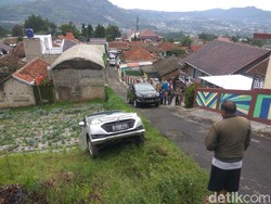 Tak Kuat Menanjak, Mobil Wisatawan Terperosok ke Kebun di Lembang