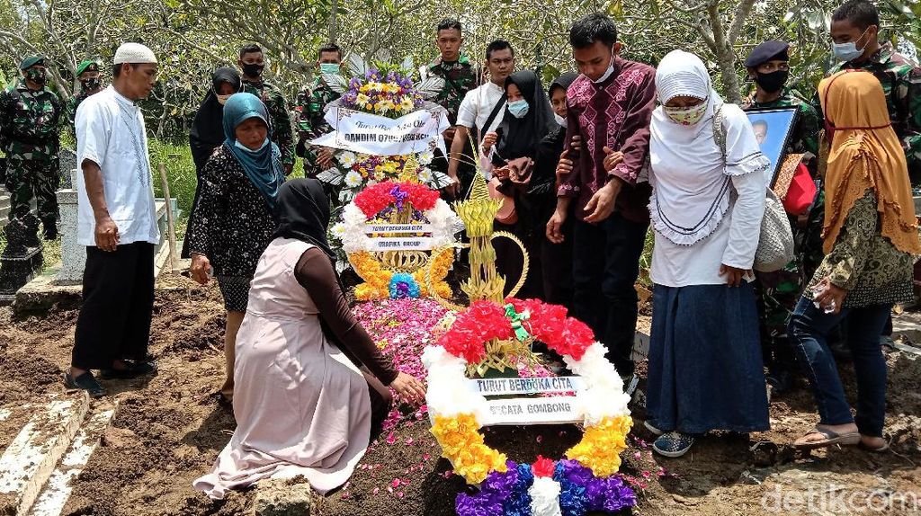 Momen Pemakaman Pratu Firdaus Korban Penembakan di Papua