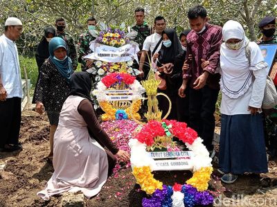 Momen Pemakaman Pratu Firdaus Korban Penembakan di Papua