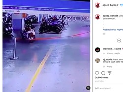 Bikin Merinding! Motor Ini Jalan Sendiri di Parkiran
