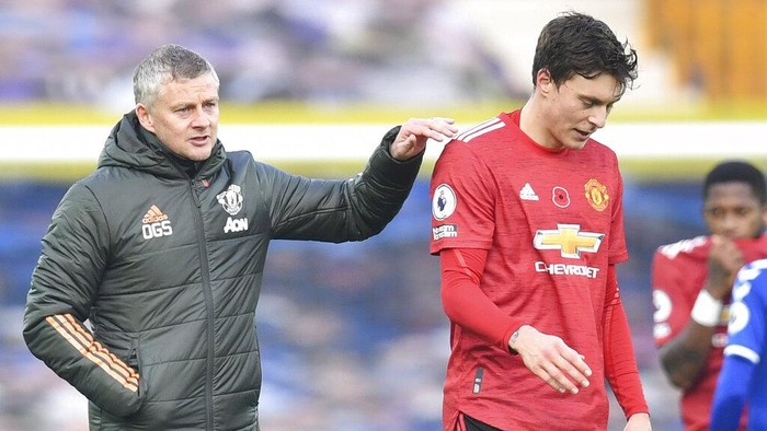 Manchester Uniteds manager Ole Gunnar Solskjaer greets Manchester Uniteds Victor Lindelof at the end of the English Premier League soccer match between Everton and Manchester United at the Goodison Park stadium in Liverpool, England, Saturday, Nov. 7, 2020. Manchester United won 3:1. (Paul Ellis/Pool via AP)