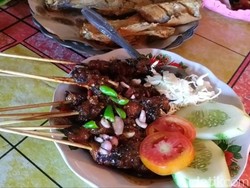 Pencinta Seafood Wajib Cicip Sate Gurita Pacitan yang Gurih Empuk