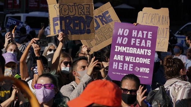 , Saturday, Nov. 7, 2020, in New York. (AP Photo/Seth Wenig)