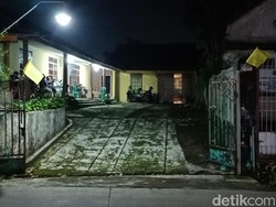 Bendera Kuning Terpasang di Kediaman Orang Tua Aa Gatot di Sukabumi