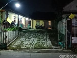 Bendera Kuning Terpasang di Kediaman Orang Tua Aa Gatot di Sukabumi Bendera Kuning Terpasang di Kediaman Orang Tua Aa Gatot di Sukabumi
