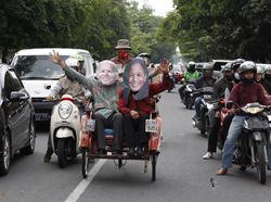 Saat Joe Biden dan Kamala Harris Keliling Kota Solo