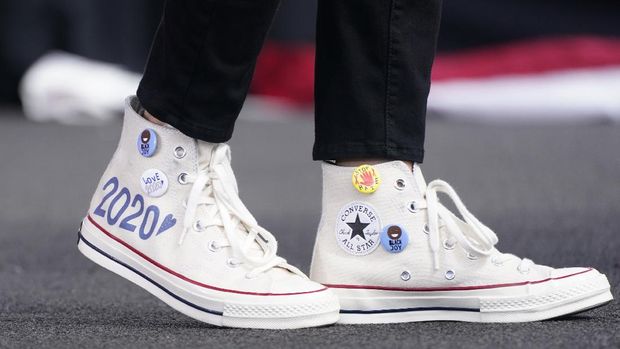 sepatu Kamala Harris Converse high-top sneakers of Democratic vice presidential candidate Sen. Kamala Harris, D-Calif., are shown as she speaks at a drive-in early voting event, Saturday, Oct. 31, 2020, in Miami, Fla. (AP Photo/Wilfredo Lee)