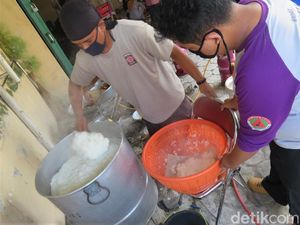 Video Kesibukan di Dapur Umum Pengungsi Gunung Merapi